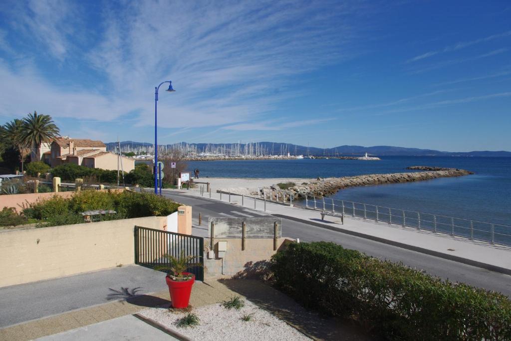 Les Stoechades Aparthotel Hyeres Bagian luar foto